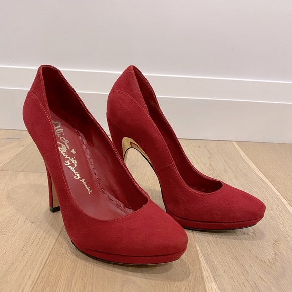 Alice + Olivia Heeda Heels in Garnet Suede | Size 37.5 - Picture 2 of 7